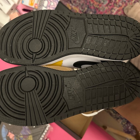 TODAY SALE ONLY - Air Jordans 1  mid, GS 6 1/2 boys - Picture 6 of 11